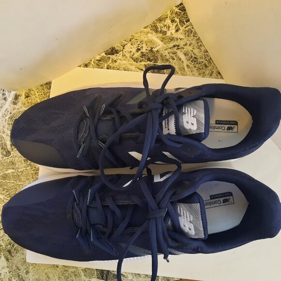 New Balance Dynasoft Running Shoes  Size 12 Navy Blue excellent condition main image 6